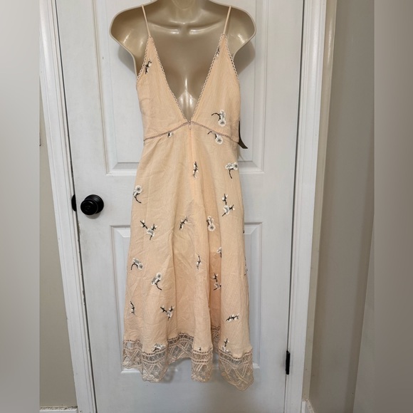 NWT BB Dakota Peach Embroidered Fit & Flare Dress Size 6 - Picture 4 of 5